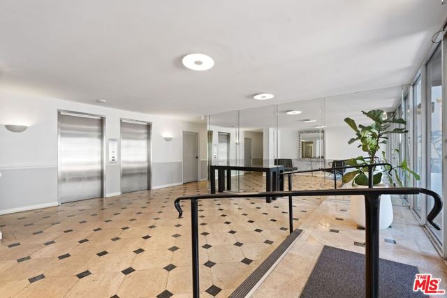 9950 Durant Drive, Beverly Hills CA: https://media.crmls.org/mediaz/644d5296-aa62-46a2-97f6-b1029b7e07c9.jpg