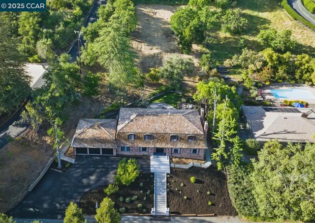 3938 Los Arabis Dr, Lafayette CA: https://media.crmls.org/mediaz/644ec60a-877c-455d-8baf-6000baa7fb1c.jpg