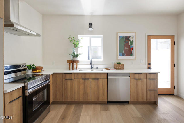 Detail Gallery Image 5 of 7 For 2911 1/2 N Coolidge Ave, Los Angeles,  CA 90039 - 2 Beds | 2 Baths