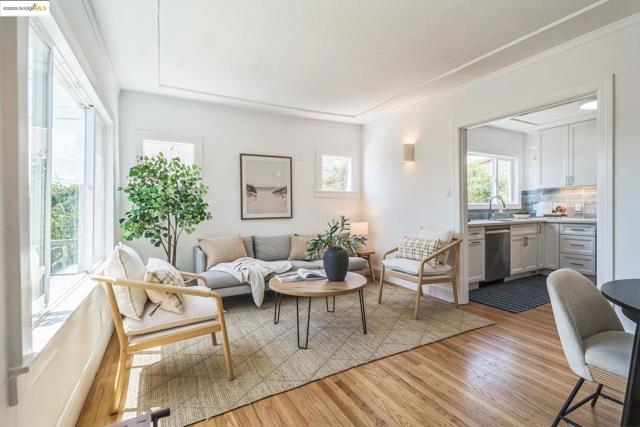 1515 Derby St, Berkeley CA: https://media.crmls.org/mediaz/644f8f19-20a7-45cd-83d7-7f1c9dcd2793.jpg