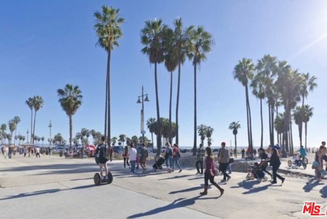 17 20th Avenue, Venice CA: https://media.crmls.org/mediaz/6450059e-284e-4429-8b93-12a623d09f65.jpg