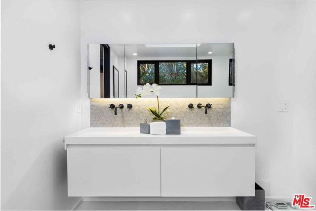 27120 Sea Vista Drive, Malibu CA: https://media.crmls.org/mediaz/6450ca89-075f-4919-a900-4d16d6abf729.jpg