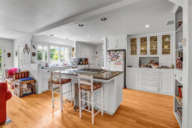 Detail Gallery Image 6 of 21 For 627 Arenas St., La Jolla,  CA 92037 - 3 Beds | 3 Baths