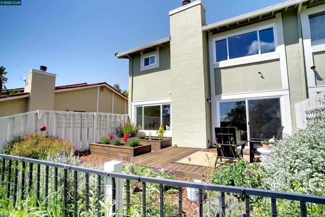 31 Turtle Creek Street, Oakland CA: https://media.crmls.org/mediaz/6452c1fb-3ae7-4b5a-b948-fc44fc93e6f5.jpg