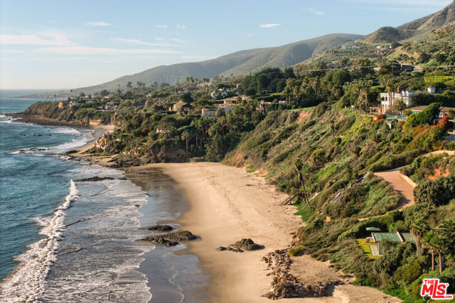 33398 Pacific Coast Highway, Malibu CA: https://media.crmls.org/mediaz/6453816b-51c6-40d5-8947-d07dce59f220.jpg