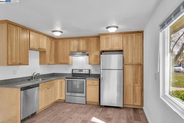 2200 Lemontree Way, Antioch CA: https://media.crmls.org/mediaz/6453befa-3990-4b7a-b947-287bc4a137a0.jpg