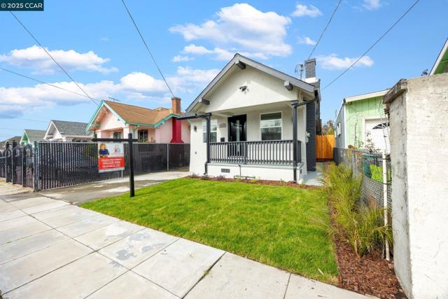 2133 39Th Ave, Oakland CA: https://media.crmls.org/mediaz/6454761a-db1d-4632-a62f-bc00bd4ec2a6.jpg