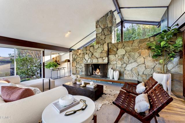 Detail Gallery Image 4 of 67 For 1345 Carnarvon Dr, Pasadena,  CA 91103 - 2 Beds | 2 Baths