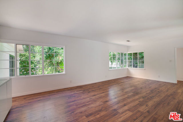 10321 Chrysanthemum Lane, Los Angeles CA: https://media.crmls.org/mediaz/6455043e-4402-4aa9-a89f-c256f31bbdd6.jpg