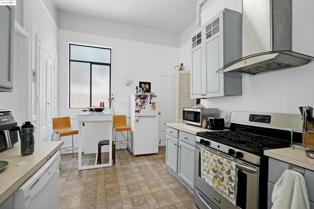 2654 Bush St, San Francisco CA: https://media.crmls.org/mediaz/64556b37-cc2d-4156-ab36-3e97b95aae69.jpg