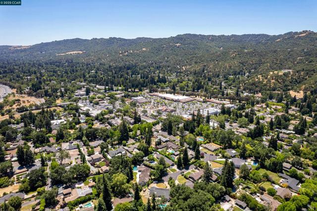 18 Garden Estates Ct, Alamo CA: https://media.crmls.org/mediaz/6455f56d-df29-4904-8c63-41e8e6f6d066.jpg