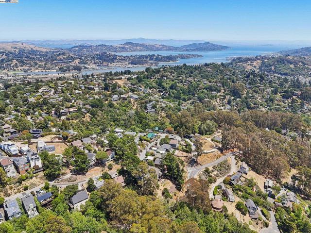 1218 Lattie Ln, Mill Valley CA: https://media.crmls.org/mediaz/64577536-7752-4d47-9b08-2cbece52fae1.jpg