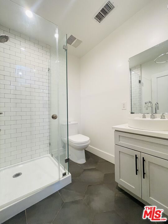 2908 Glenhurst Avenue, Los Angeles CA: https://media.crmls.org/mediaz/64584d77-7770-450e-a17b-a310febdc7de.jpg
