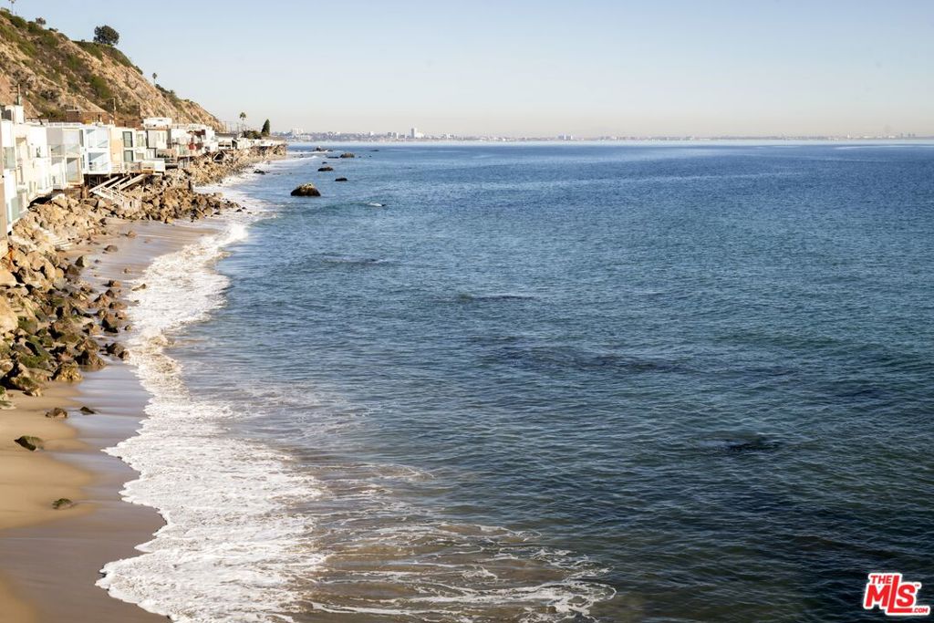 https://media.crmls.org/mediaz/6459578d-e5e6-411b-ab45-ce076b528c14.jpg?preset=X-Large