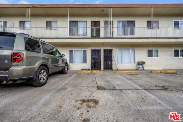 1095 W 39th Street, Los Angeles CA: https://media.crmls.org/mediaz/645970ab-39ee-4cb8-8e42-7c3656106463.jpg