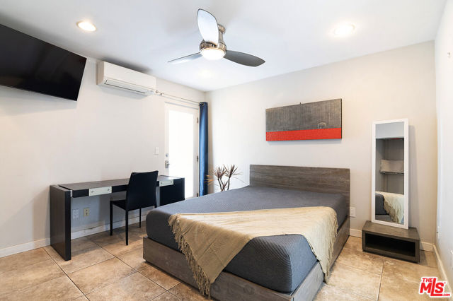 922 Garfield Avenue, Venice CA: https://media.crmls.org/mediaz/6459f2ae-d2b4-4390-a287-ff9f4d73abbe.jpg