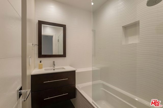650 N Tigertail Road, Los Angeles CA: https://media.crmls.org/mediaz/645a62b9-4a66-4470-8589-614661660c7e.jpg