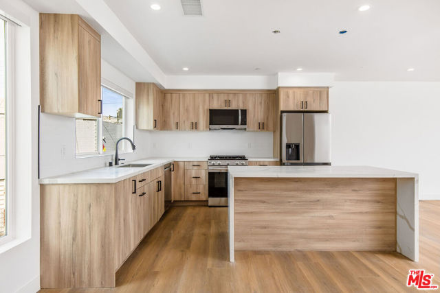 1616 S Sycamore Avenue, Los Angeles CA: https://media.crmls.org/mediaz/645b0c2a-5c4f-4521-854c-f002a70b76ea.jpg