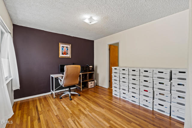 6449 Quakertown Avenue, Woodland Hills CA: https://media.crmls.org/mediaz/645b3391-bbaf-4ee6-99d1-4ab977fc1c06.jpg