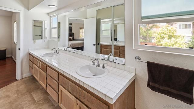 27468 Rosebay Ct, Temecula CA: https://media.crmls.org/mediaz/645b68a6-f3fd-4ec2-871b-50b920a01689.jpg