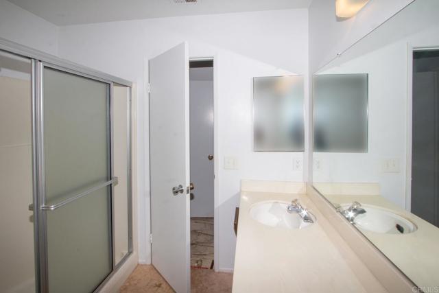 737 Nob Circle, Vista CA: https://media.crmls.org/mediaz/645bca7e-020b-4877-96ca-1435318281f2.jpg