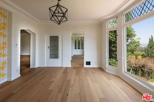 3756 Effingham Place, Los Angeles CA: https://media.crmls.org/mediaz/645cea63-b4b2-4840-a4a9-4ecc5b756457.jpg