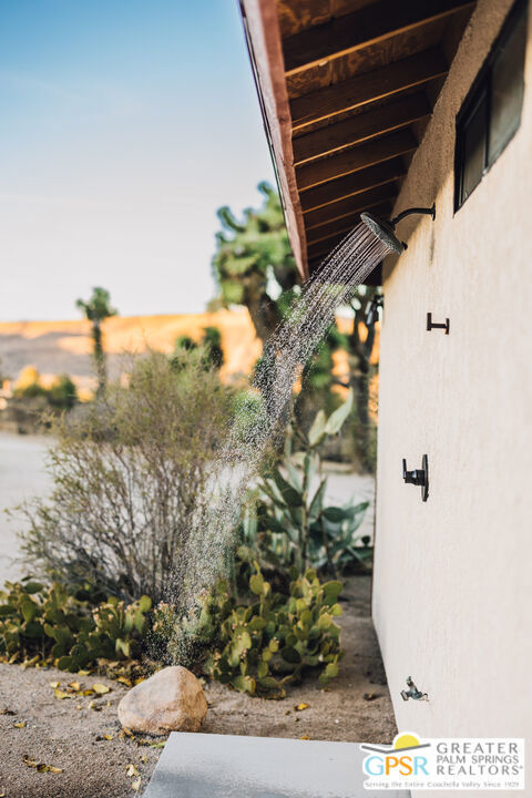 53655 Annie Oakley Road, Pioneertown CA: https://media.crmls.org/mediaz/645d02de-0066-428f-ad56-73a110f9dad2.jpg