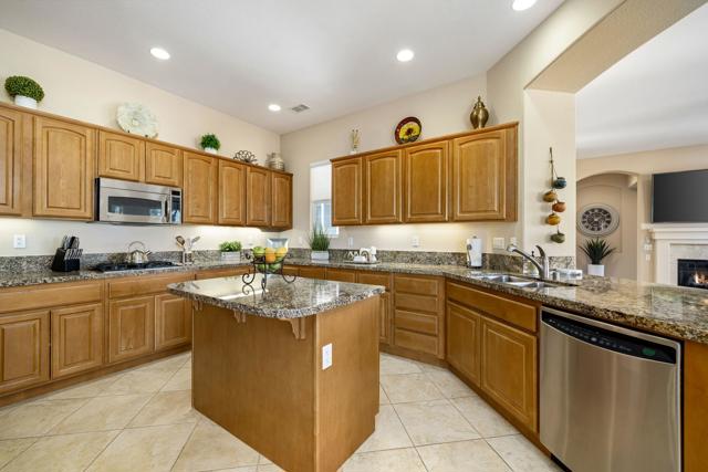 61436 Topaz Drive, La Quinta CA: https://media.crmls.org/mediaz/645d2203-e816-4fa9-b8fd-8fe84062d5d0.jpg