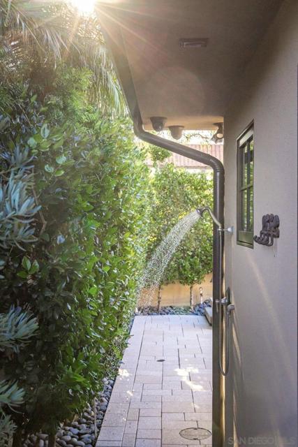 1879 Tahiti Drive, Costa Mesa CA: https://media.crmls.org/mediaz/645d4c18-35fe-471c-8460-e4e8ab22b45e.jpg