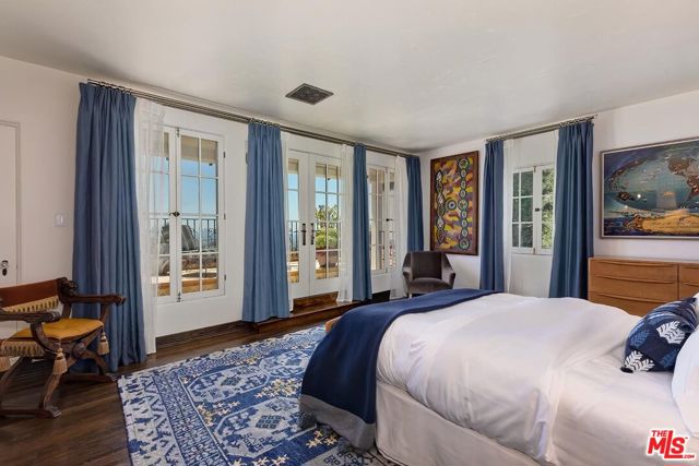 2420 Chislehurst Drive, Los Angeles CA: https://media.crmls.org/mediaz/645d99d4-7eb8-4022-8684-bb26059b186e.jpg
