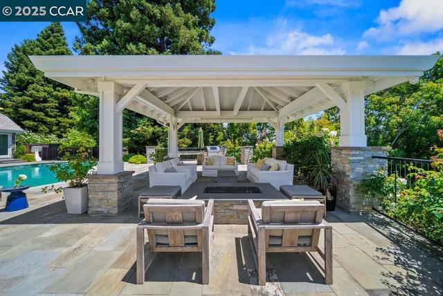 33 Los Arabis Circle, Lafayette CA: https://media.crmls.org/mediaz/645dfb56-09cc-4506-be68-a44d807fee20.jpg