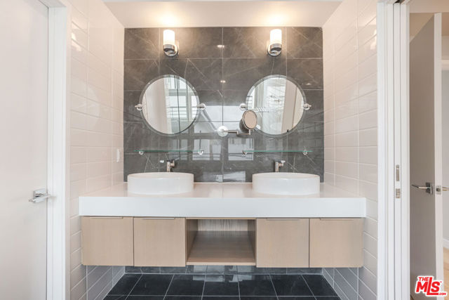 1729 S Barrington Avenue, Los Angeles CA: https://media.crmls.org/mediaz/645e1426-6099-41e2-9b00-e7f6efbbd766.jpg