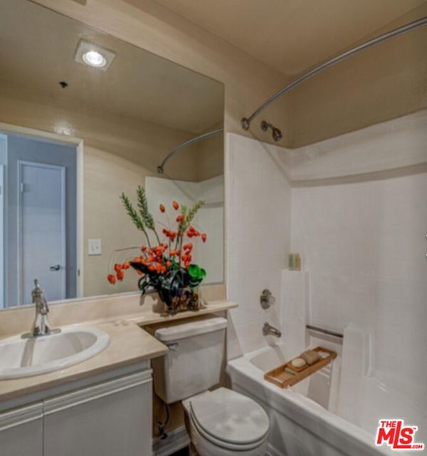 740 S Burnside Avenue, Los Angeles CA: https://media.crmls.org/mediaz/645e224c-a013-4905-bdf8-6fa366308f05.jpg