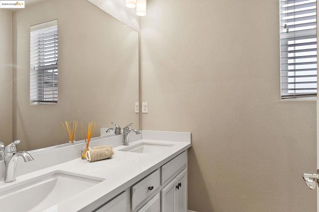 716 Cabada Dr, Brentwood CA: https://media.crmls.org/mediaz/645e839e-59ef-4d6e-b48c-e54f3d4f4db5.jpg