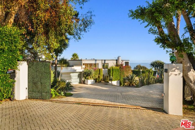 6320 VIA CATALDO Street, Malibu CA: https://media.crmls.org/mediaz/645ee104-eeec-43ba-bc3b-50e26919732d.jpg