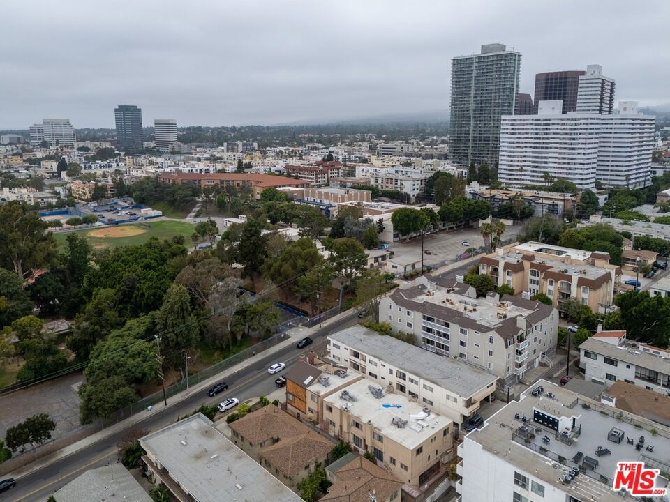 https://media.crmls.org/mediaz/645f75d8-08b7-46bf-8cbb-1613fb3f8b8d.jpg?preset=X-Large