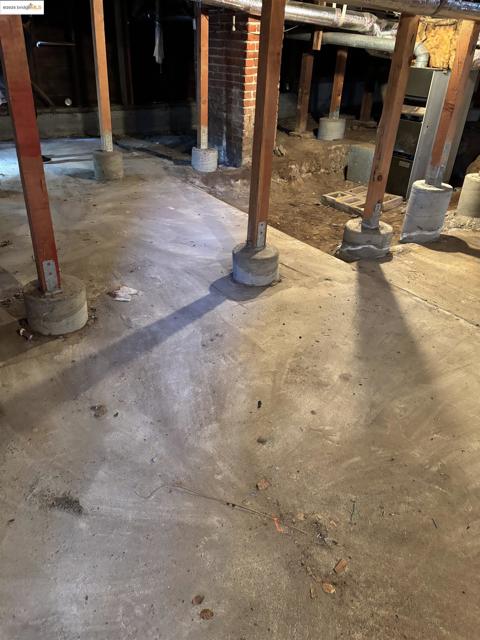 35 Randwick Ave, Oakland CA: https://media.crmls.org/mediaz/645fbc65-4602-40f3-a3a8-40f422156909.jpg