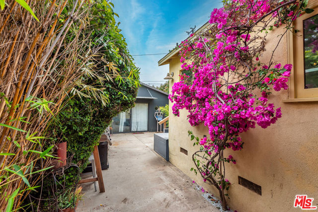 3761 Ashwood Avenue, Los Angeles CA: https://media.crmls.org/mediaz/645fdfa5-4712-48c7-be50-11bbe10669c4.jpg