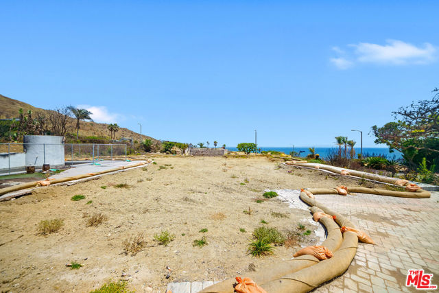 20521 Roca Chica Drive, Malibu CA: https://media.crmls.org/mediaz/64607393-81b2-4300-bf0a-046b3da63bdf.jpg