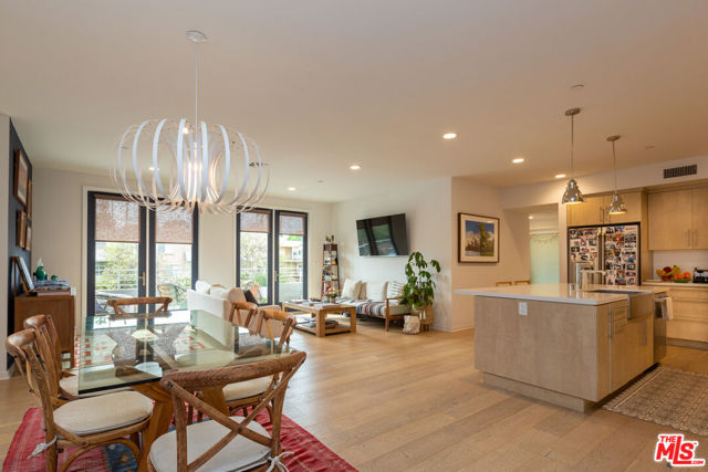 4240 Laurel Canyon Boulevard, Studio City CA: https://media.crmls.org/mediaz/6460e6c0-0b6f-4437-b513-b76063ea3247.jpg