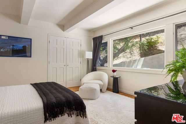 3818 Hollyline Avenue, Sherman Oaks CA: https://media.crmls.org/mediaz/646178a6-104b-40d1-8725-21ab6298a04a.jpg
