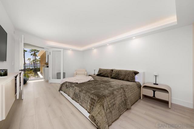 1820 Avenida Del Mundo, Coronado CA: https://media.crmls.org/mediaz/6461ac48-1e3c-4c0b-bb2b-773905e34616.jpg
