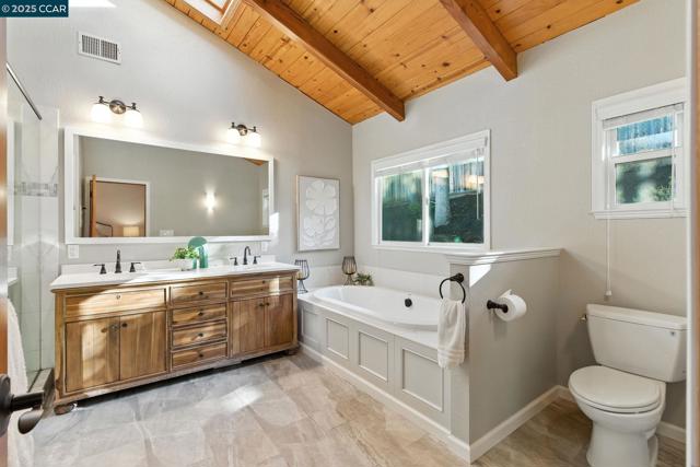 15 Ardmore Ct, Pleasant Hill CA: https://media.crmls.org/mediaz/64624ea0-83f5-450c-b0d1-b55e5d584719.jpg