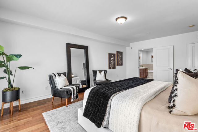 1920 Malcolm Avenue, Los Angeles CA: https://media.crmls.org/mediaz/6462d8d0-421a-42a1-afed-7d249ecc9a84.jpg