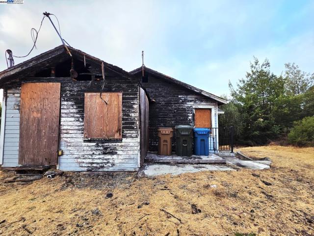 2315 Wayne St, Martinez CA: https://media.crmls.org/mediaz/6462d939-9bb6-4390-b352-fa36a3fd5b07.jpg