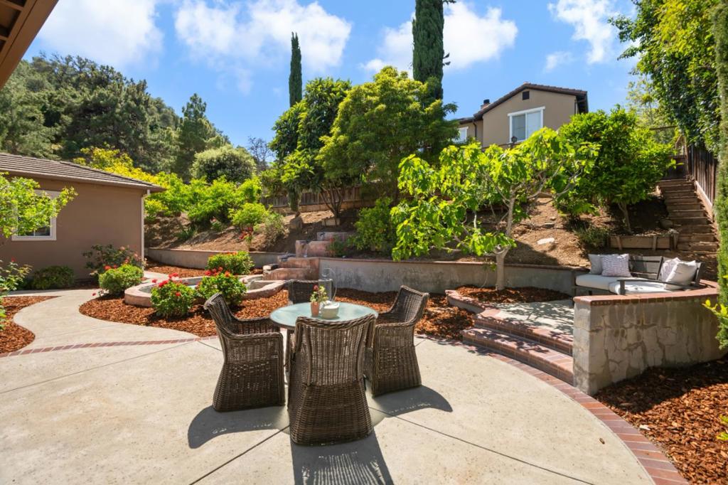 https://media.crmls.org/mediaz/6463c09c-ec85-4d18-b01d-0c75e8cf77fd.jpg?preset=X-Large
