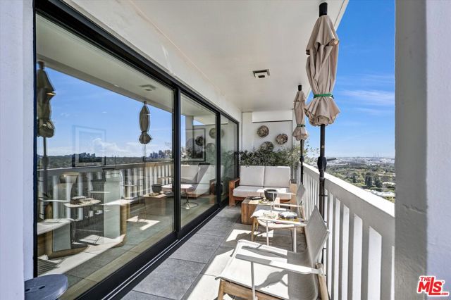 999 N Doheny Drive, West Hollywood CA: https://media.crmls.org/mediaz/64644750-7096-4109-8781-3e392ee5298c.jpg