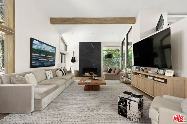 16820 Oak View Drive, Encino CA: https://media.crmls.org/mediaz/6464d6b9-0e44-45a9-9441-23ba8f2c849f.jpg