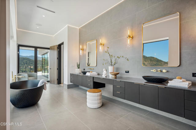 461 Lake Sherwood Drive, Lake Sherwood CA: https://media.crmls.org/mediaz/646534f4-8629-4133-b322-78d141706268.jpg