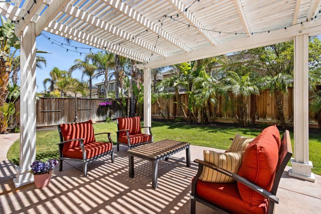 6454 Green Castle Cir, Discovery Bay CA: https://media.crmls.org/mediaz/6465dbbd-e5a2-4c92-a800-b6c4b4d3d657.jpg